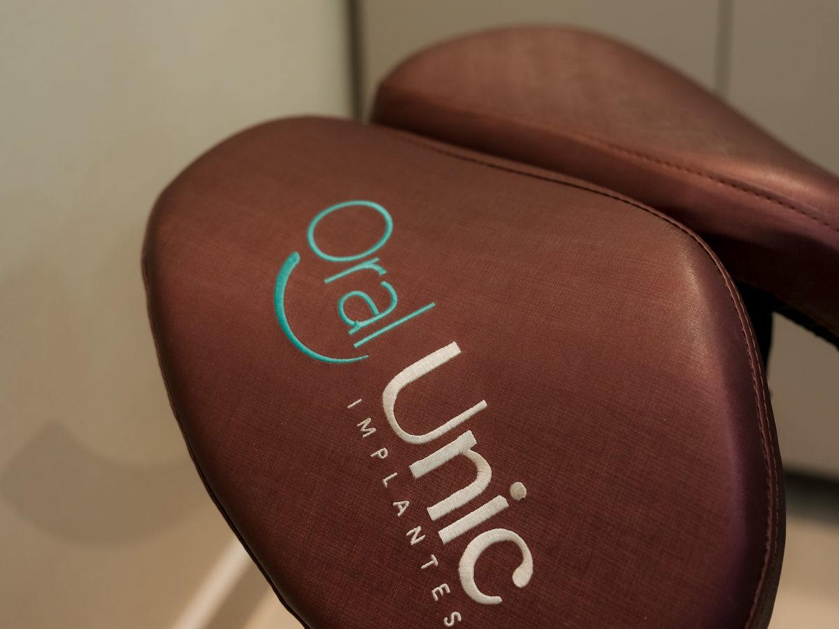 Mocho com a marca Oral Unic Implantes no consultório de Bento Gonçalves