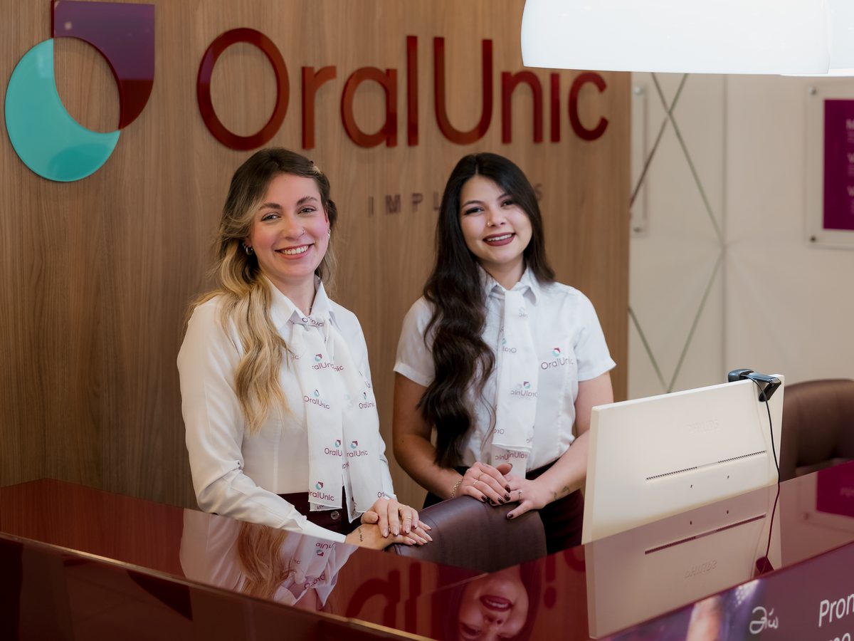 Equipe de recepção da Oral Unic Bento Gonçalves no balcão de atendimento